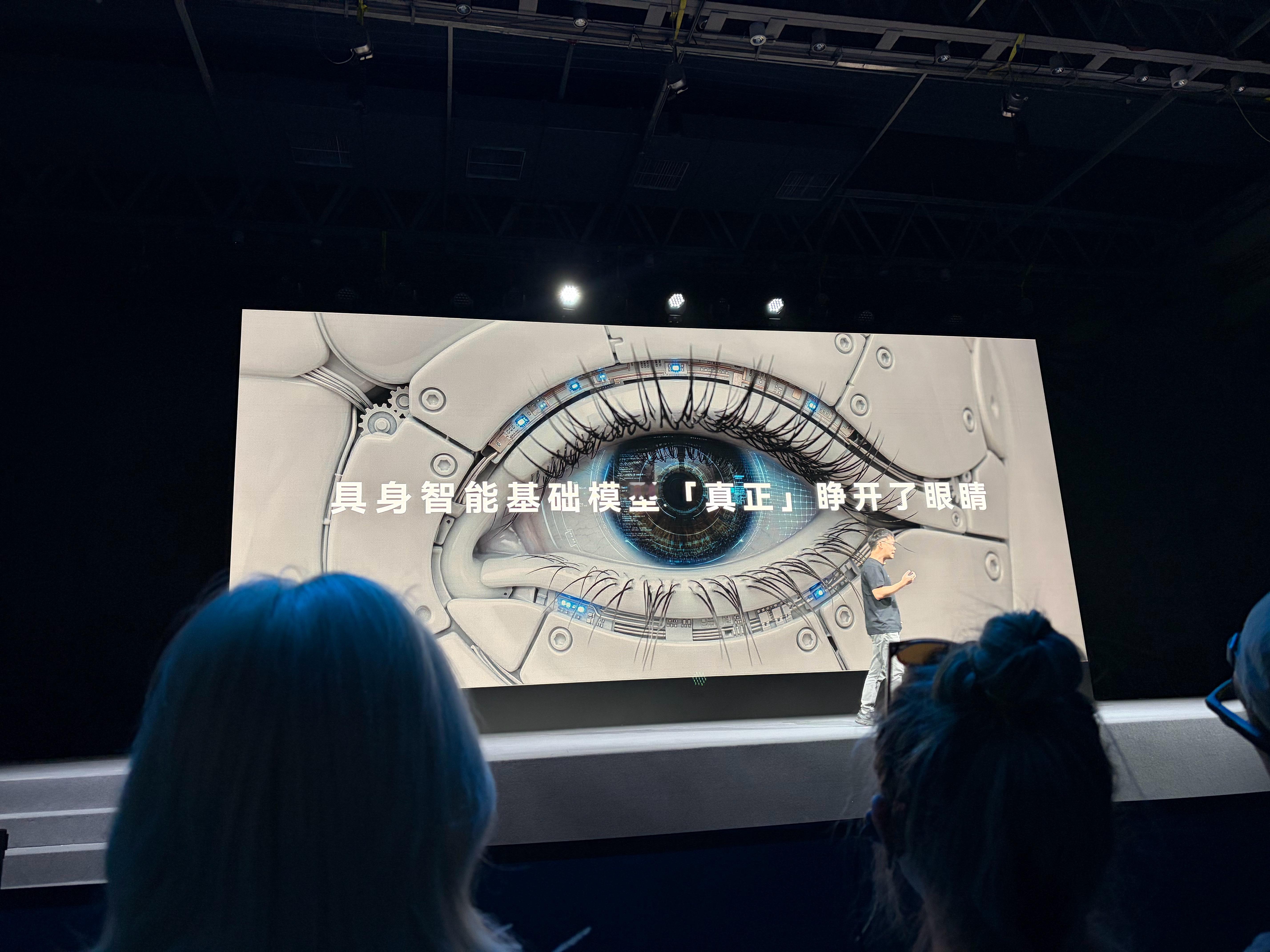 自变量发布了他们的下一代具身智能基础模型WALL-B，全球首个世界统一模型架构。