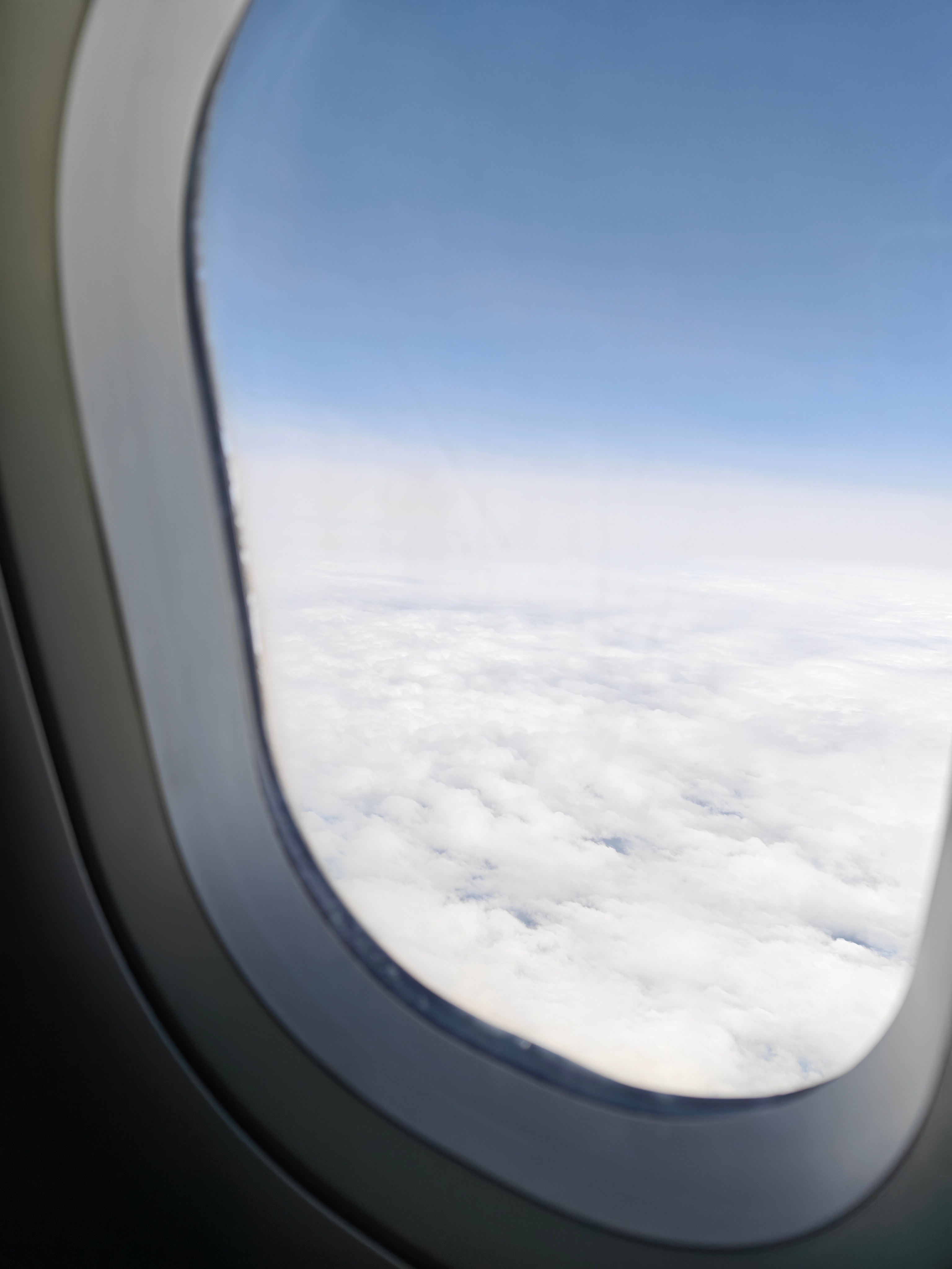 理性讨论，兄弟姐妹们坐飞机喜欢坐在过道还靠窗？坐过道上厕所不用麻烦别人让位子，做