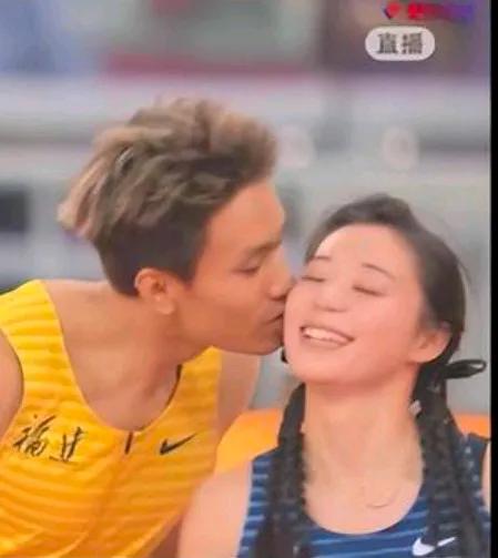 集体破防，气死了！被誉为宅男女神的刘峡君被人当众亲吻，隔着屏幕都让人“气愤”！