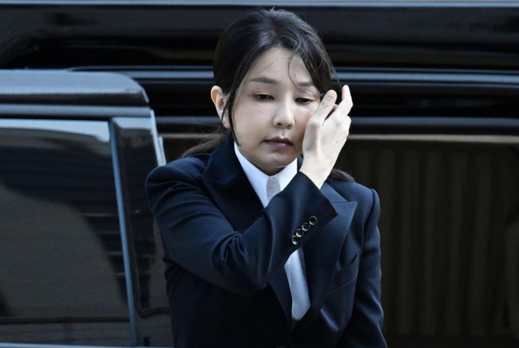 金建希当庭落泪、后悔嫁给尹锡悦，这套“切割戏码”演完，韩国法院还真给了她一个轻判
