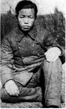 1938年，武汉会战期间，一个护士正要解开一个小战士的裤子，却被对方死死捂住，护