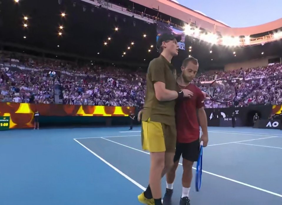 辛纳晋级澳网次轮辛纳收退赛礼轻取澳网首轮，墨尔本公园15连胜延续，卫冕开局顺风顺