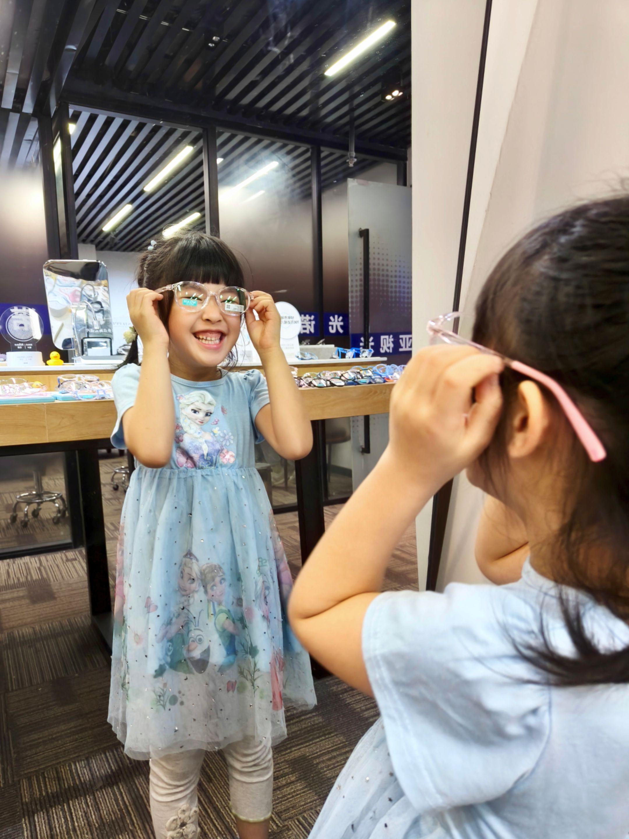 阿妹夜读总揉眼？验光师一句话让我慌了~最近发现阿妹看书总说眼睛发蒙，特...