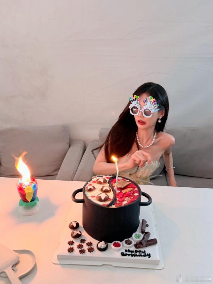 李一桐生日莲花灯起火了 生日仪式感翻车现场，莲花蜡烛火苗窜得老高，李一桐躲闪反应