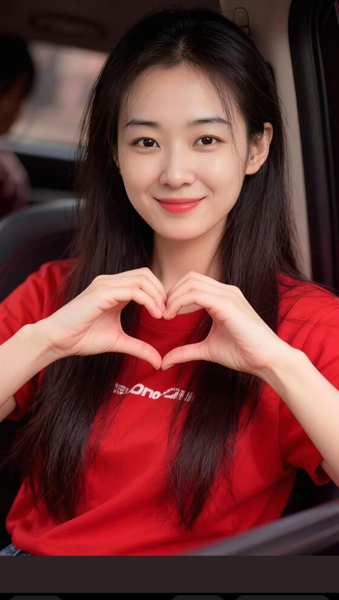 红衣映笑颜，心心相印间。