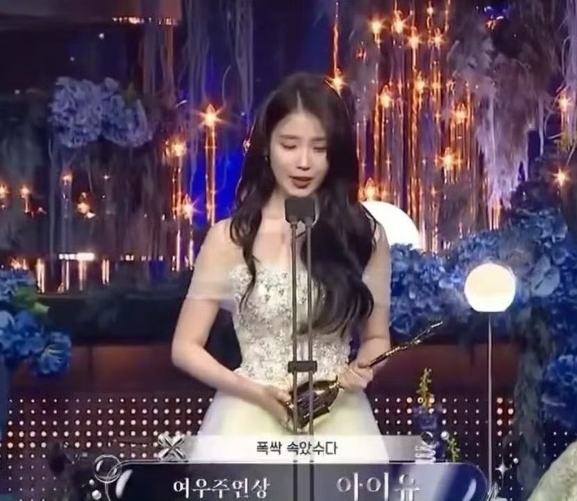 IU青龙视后IU获得青龙电视大赏视后！！！她值得！毕竟《苦尽柑来遇见你》骗我那么