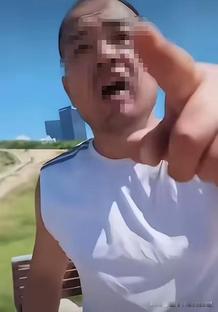“大哥我求你了！我给你跪下能放过我吗？”在青岛海之恋公园，一名二十多岁的外地小姑