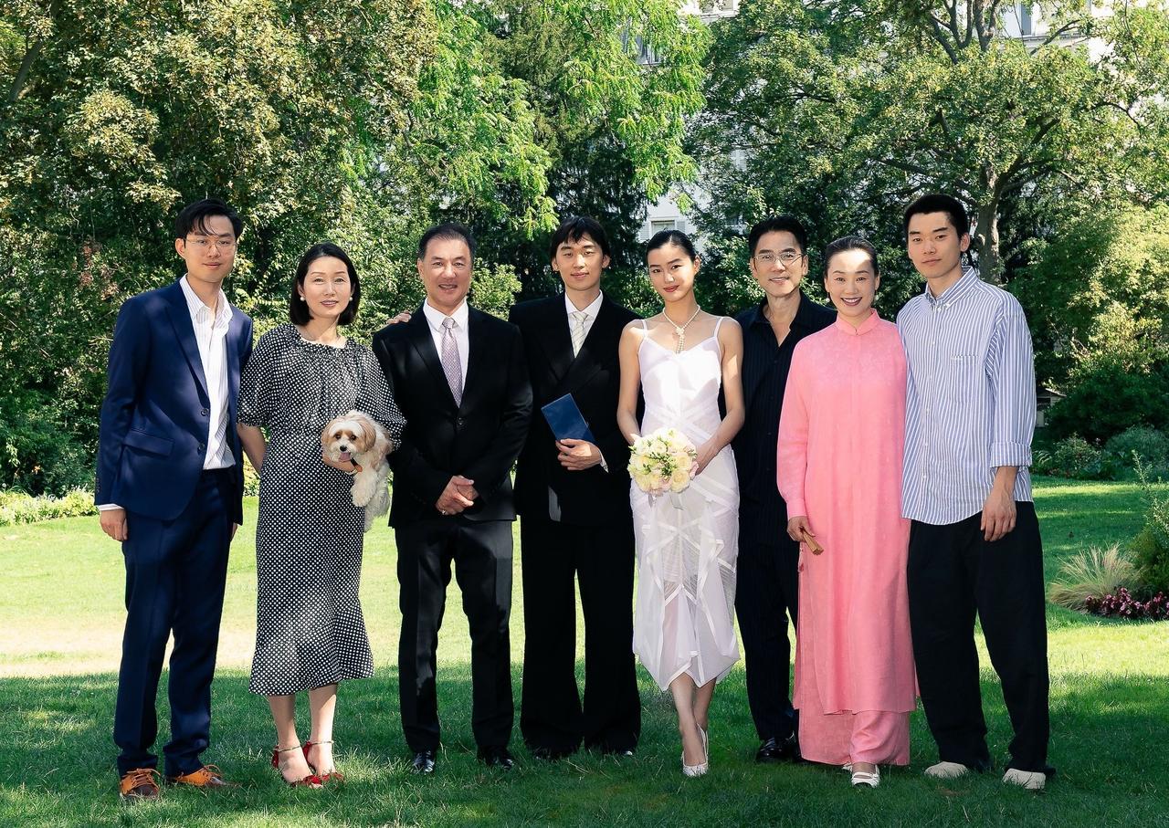 林子濠陈瑜这张结婚全家福，我发现了3个有意思的细节！

1、两家8口人，首次同框