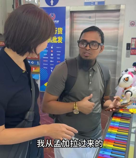 欧阳夏丹在深圳逛华强北时，偶遇了一名孟加拉来的小伙儿，欧阳夏丹刚和对方搭上话，对