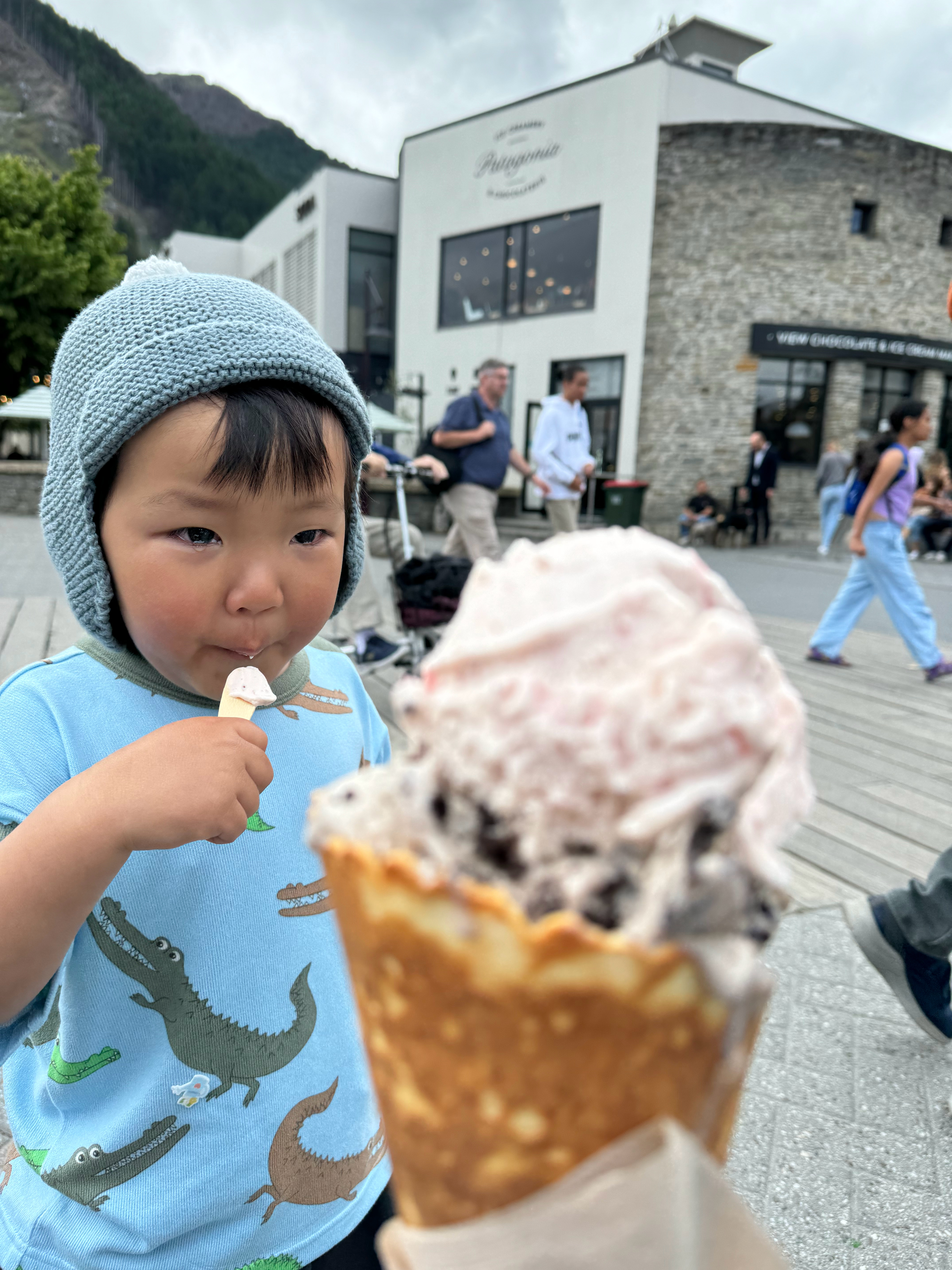 小孩的可爱在于，他们还没学会“算了”。想要的东西，眼神是直的，手是伸出来的，整个