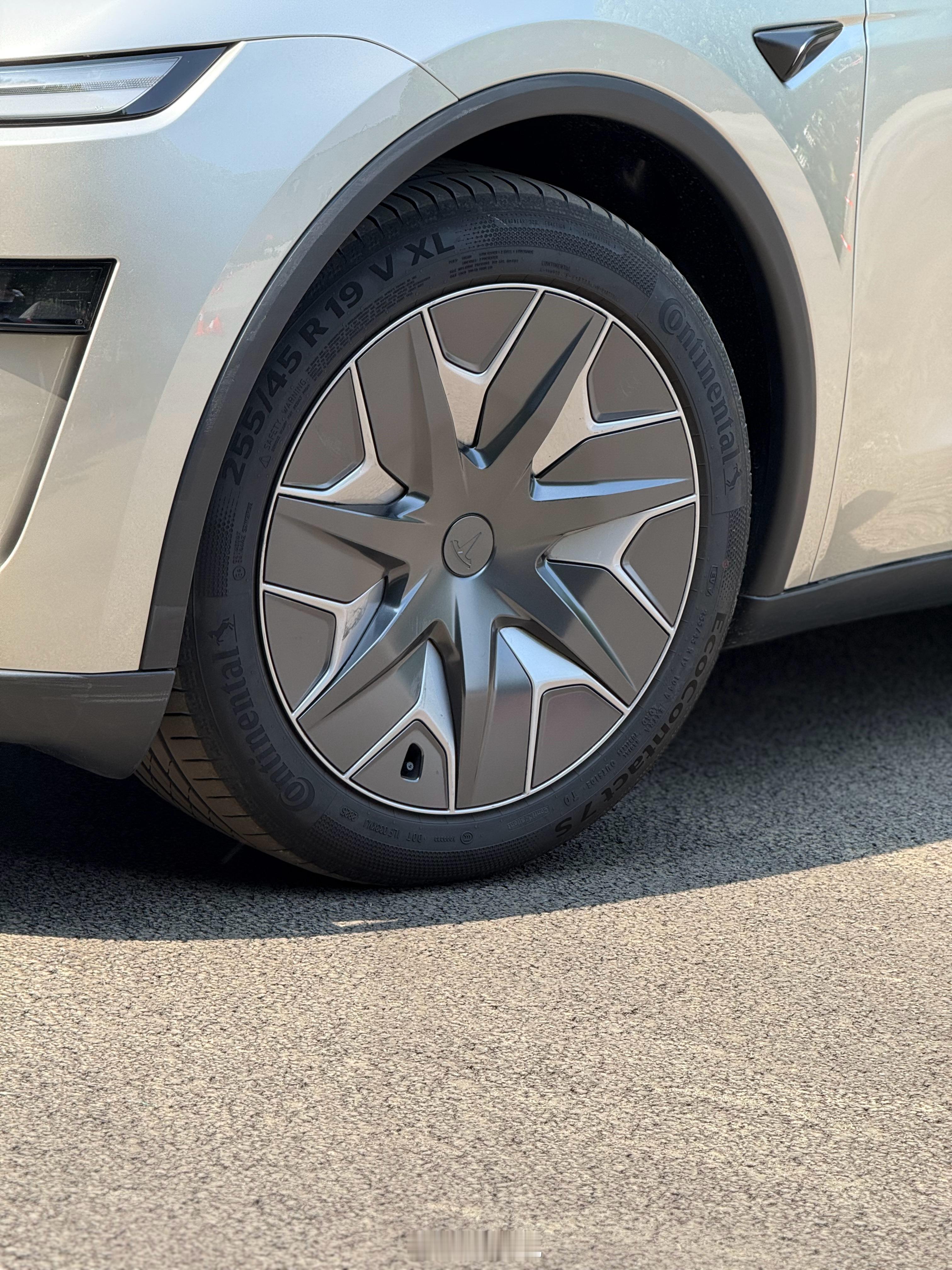 特斯拉 Model Y L配备了时下流行的鸳鸯胎前255 45/R19后275 