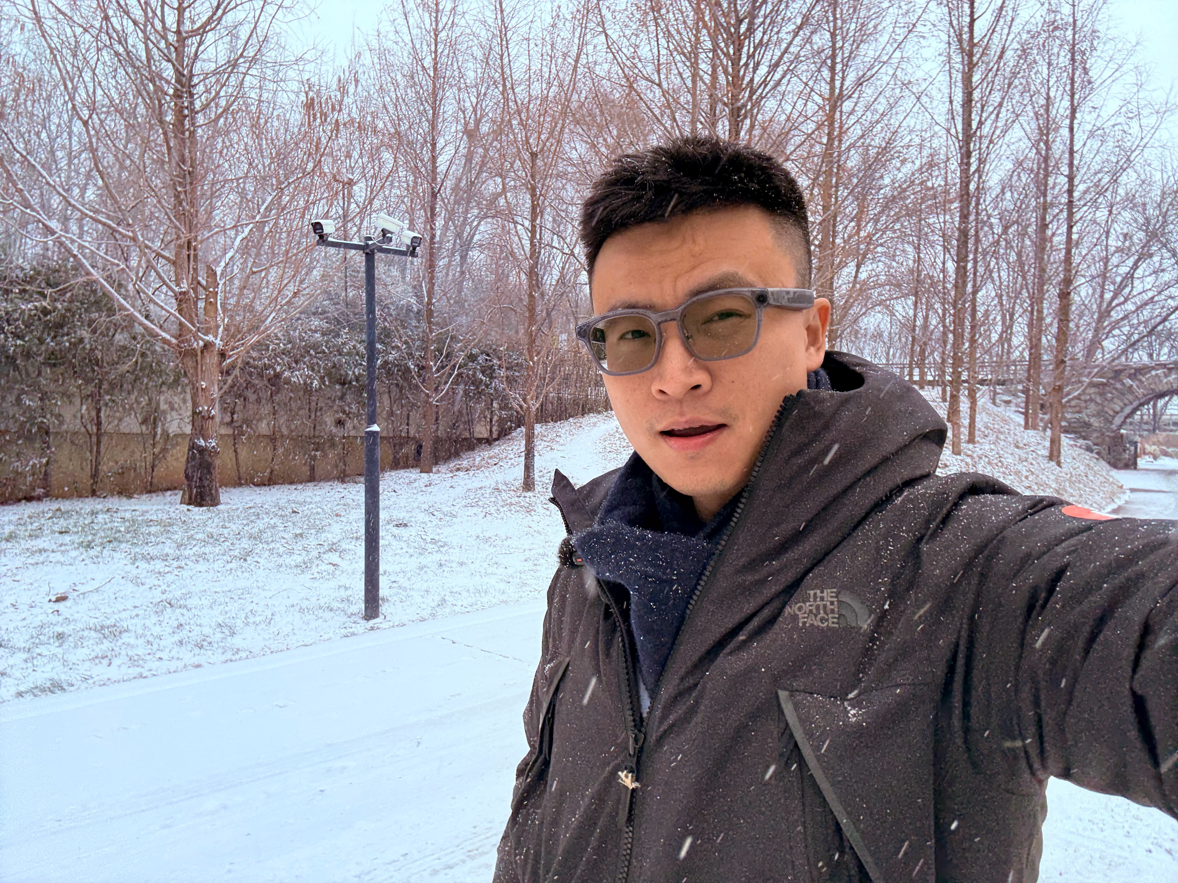 北京的雪好大，原来下雪天，紫外线被雪反射，反倒比普通阴天更强。光致变色的镜片是受