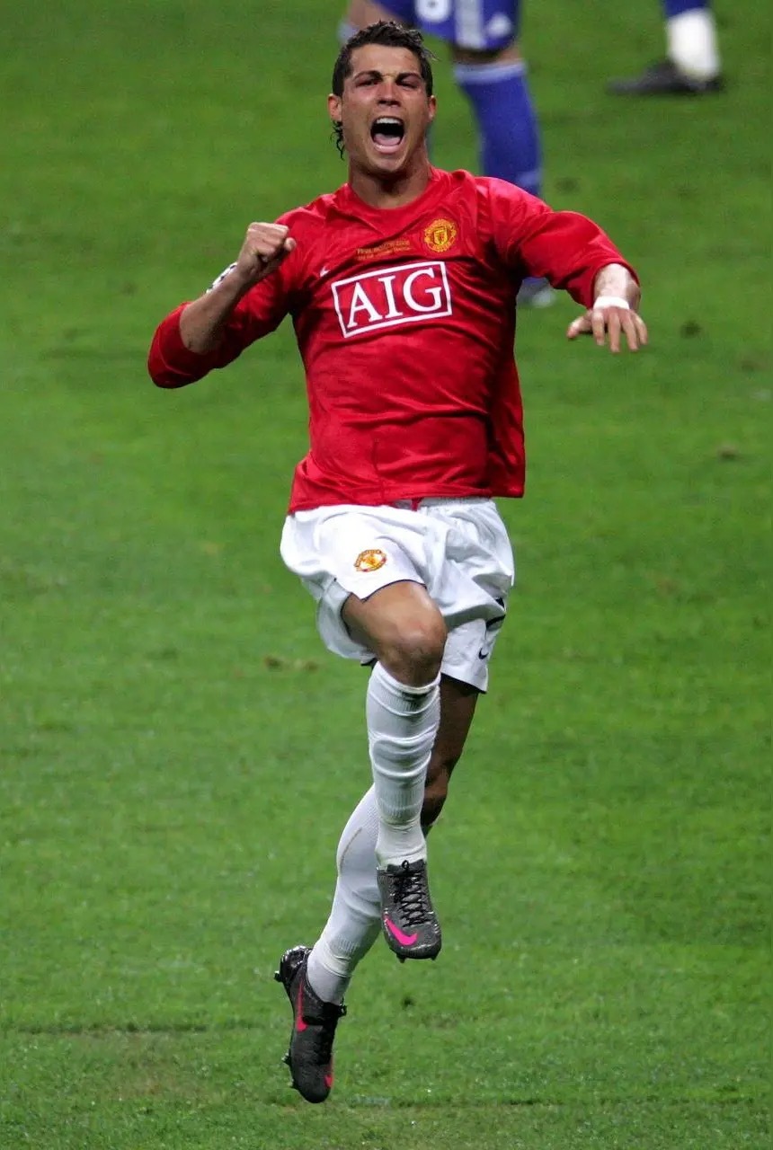 来到英超，C罗帮助曼联成为英超霸主，帮助弗格森爵士打造了曼联的红色帝国！来到西甲