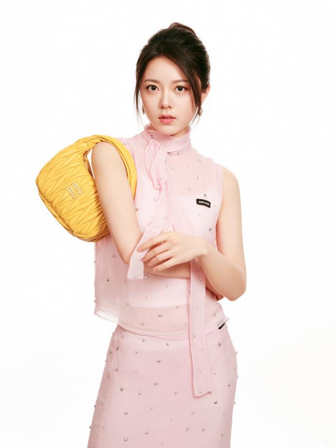 赵今麦李兰迪同品牌大片，你更喜欢谁的表现力[哇] ​​​