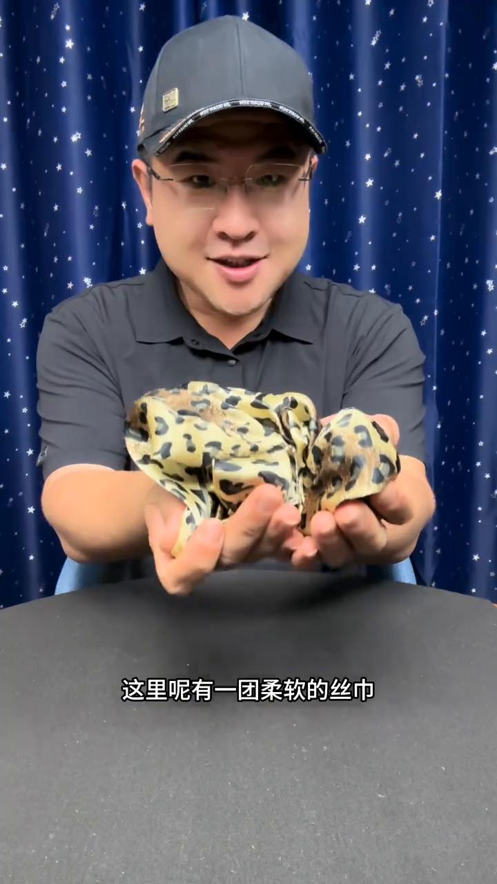 魔术大揭秘。
魔术都是假的。
·一把钢刀切在了我的手臂上方，但是手臂却没有任何的