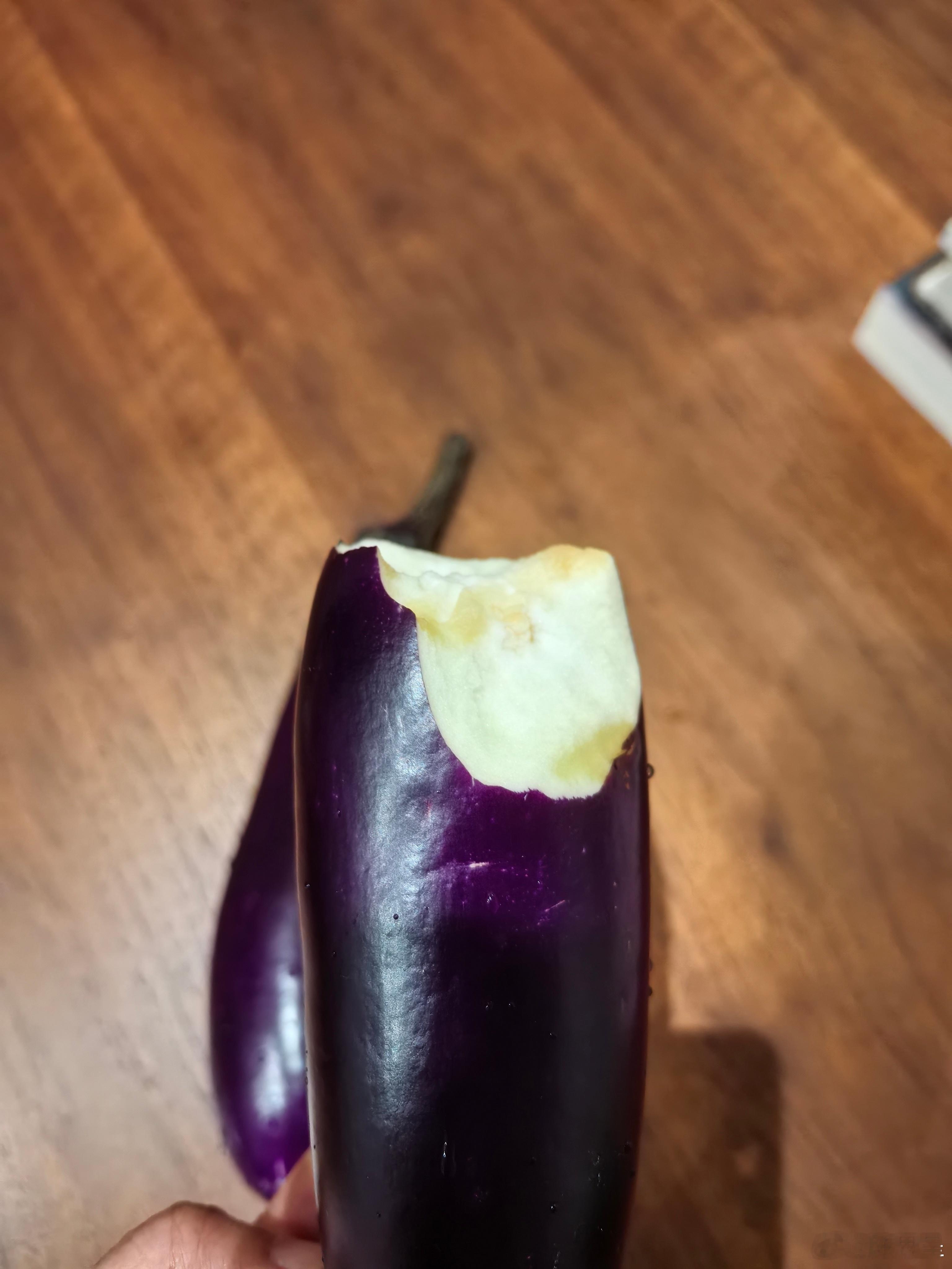 听说茄子可以生吃深夜决定一试自己种的中毒也光荣 