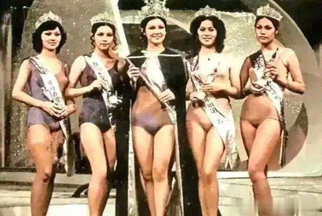 这是1973年，第十一届香港小姐比赛的前五名，这次比赛主办方第一次引用泳装的模式