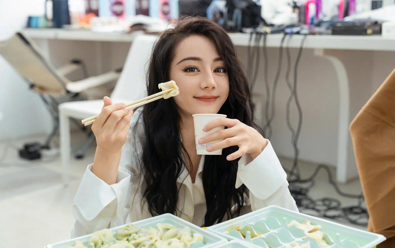 震惊！迪丽热巴整容大变样？
这是热巴冬至那天在微博上传的一组照片，照片上热巴的容