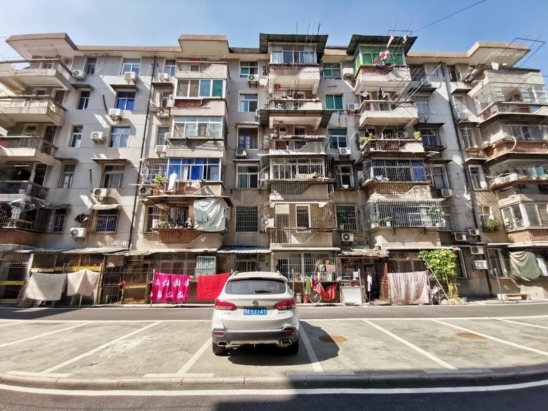 750多万套已售难交付住房
实现交付，老旧小区改造
惠及1.1亿居民，
中国建造
