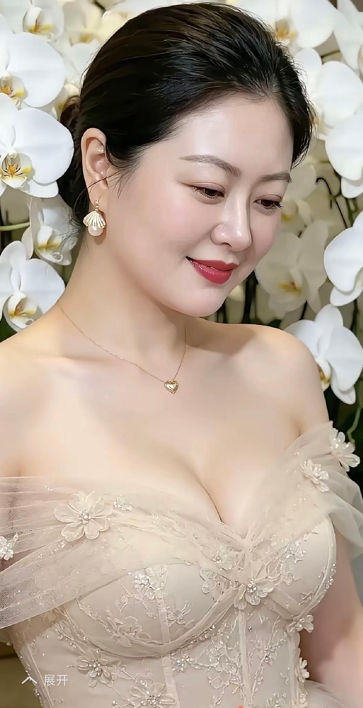 花映唇边月，水露眉间香。