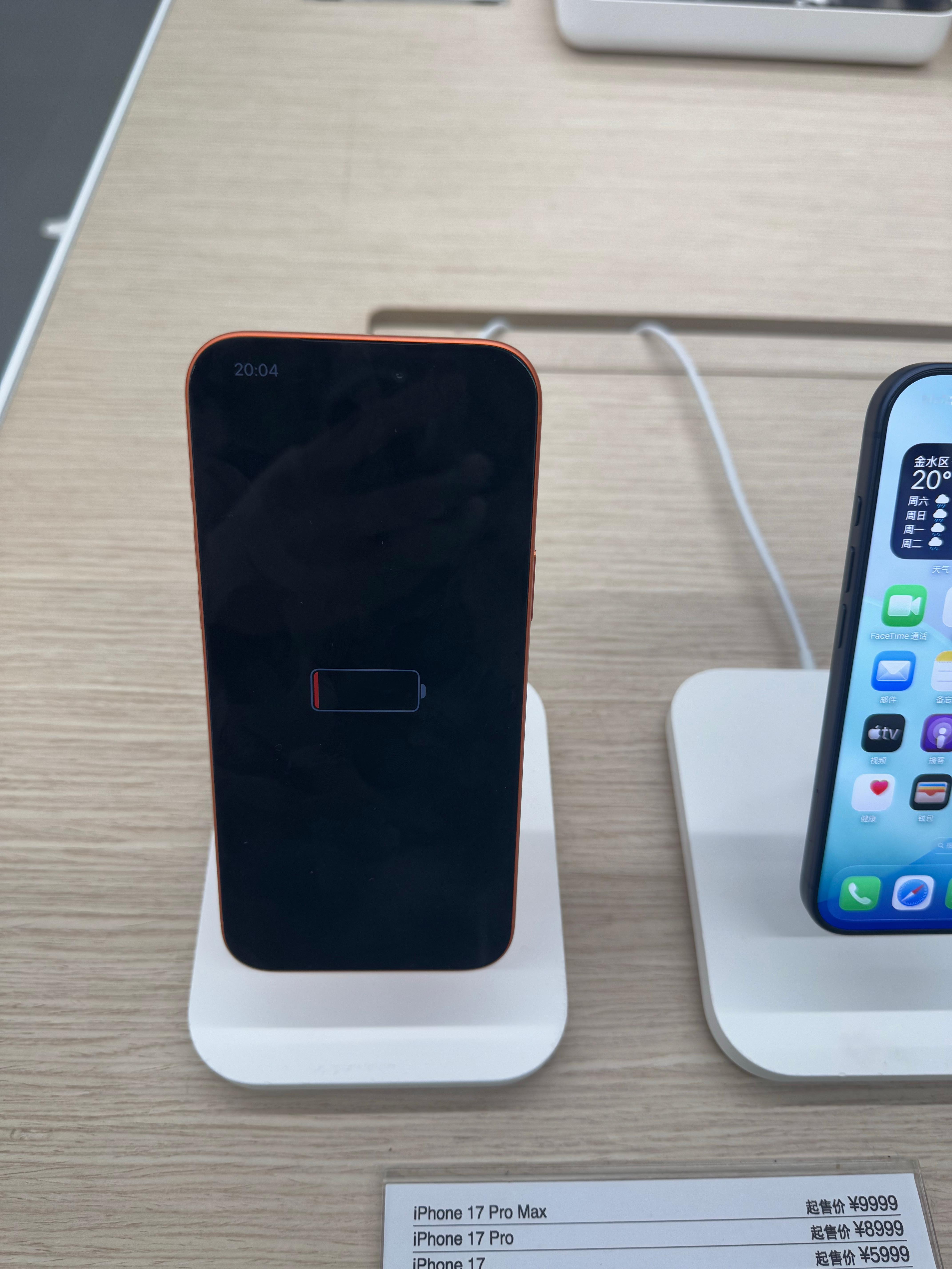 iPhone 门店17系列，被来回拿得直接没电。根本没机会充电[泪奔] ​​​