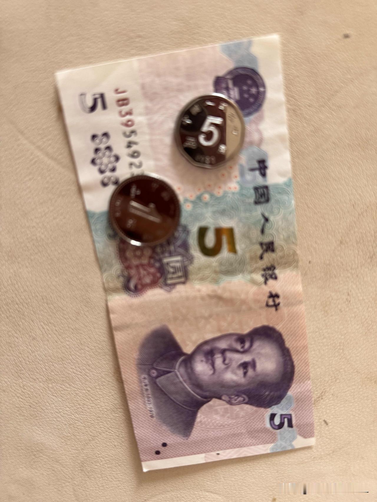 今天的废品卖了6.5元钱。
上午，我把家里的废旧纸皮，空塑料瓶还有12个易拉罐，