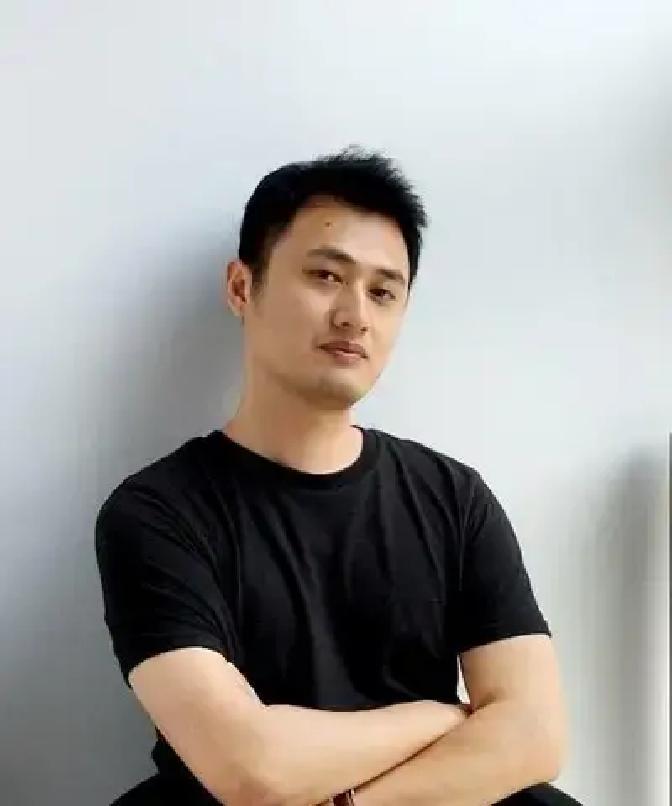 陈磊当初在那间小办公室里，揣着五千块月薪画车图时，压根没想过笔尖能勾出千万身家。