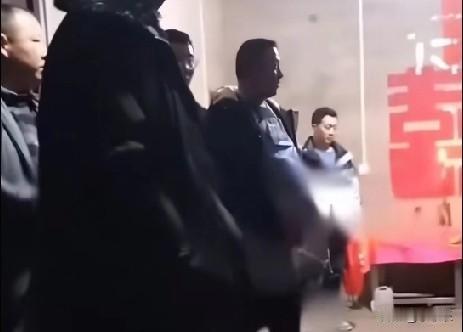 近日，浙江一婆婆得知儿媳怀孕，婚礼当天涨彩礼，将8.8万元的彩礼提高到16.8万