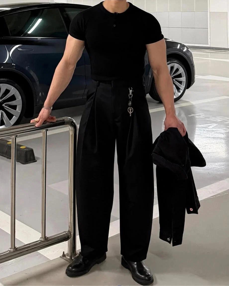最近去繁华商圈的话，经常能看到的韩男穿搭海外新鲜事 热点现场