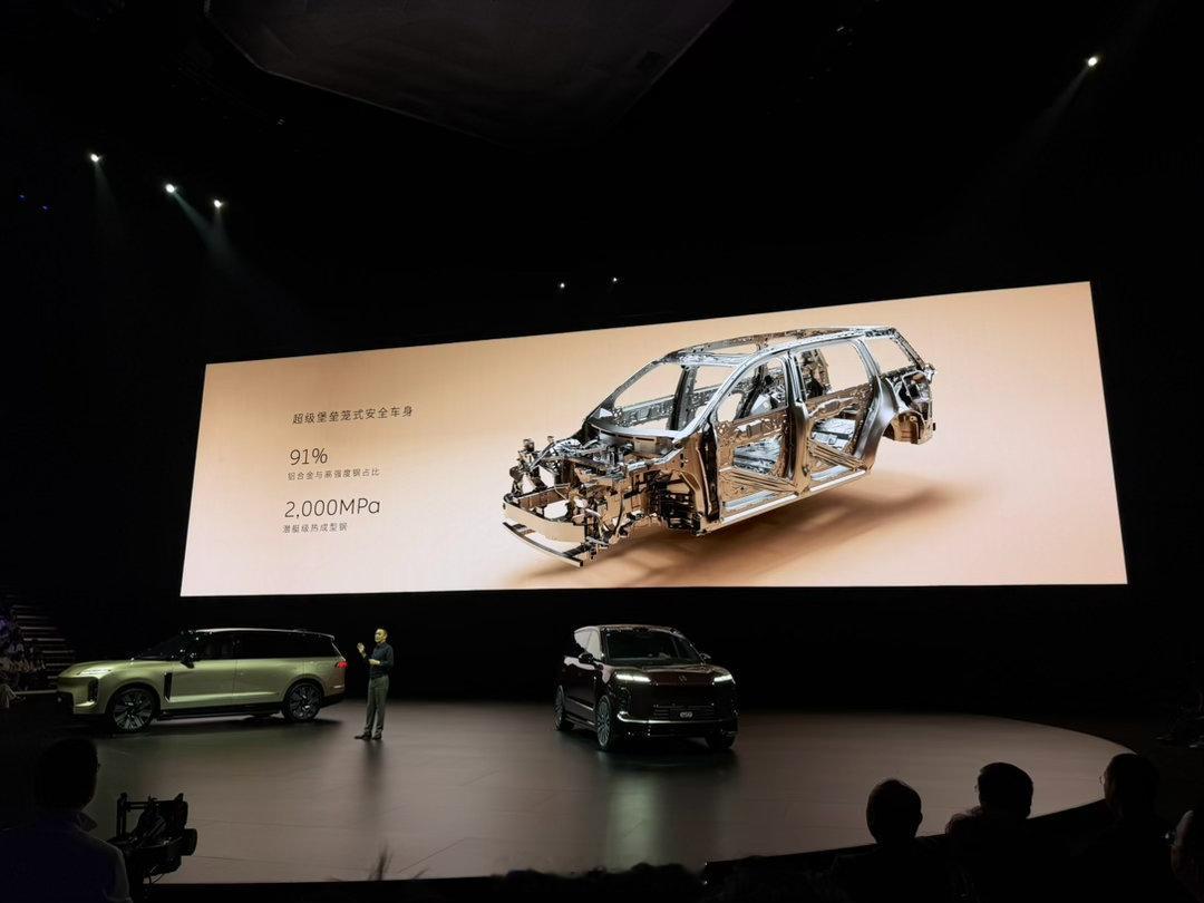 ES9 上标配 12 个安全气囊，而且有二排的远端安全气囊也有针对零重力座姿下的