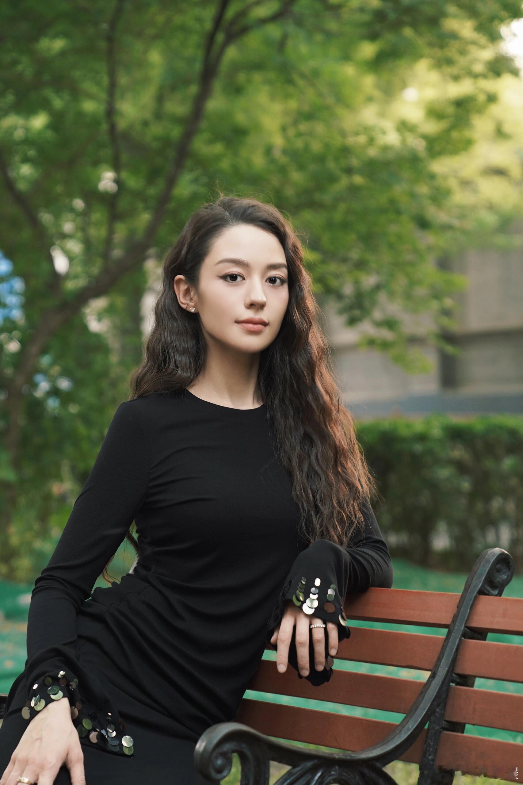 吉娜这脸建模都不敢这么建 一张脸驾驭甜酷两种风格！正脸笑起来甜度超标，侧脸线条冷