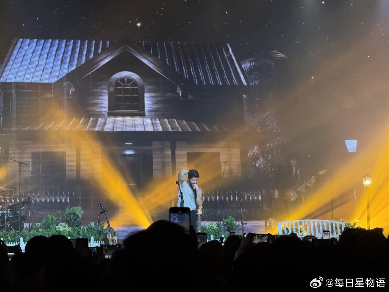 谁还没感受过这种 live 的快乐！大合唱一响直接起鸡皮疙瘩，陌生乐迷一键抱团，