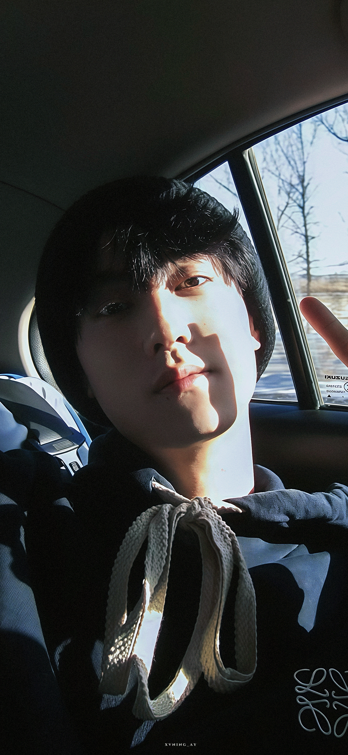 是一个一到冬天就会把帽绳拉到最紧的男孩