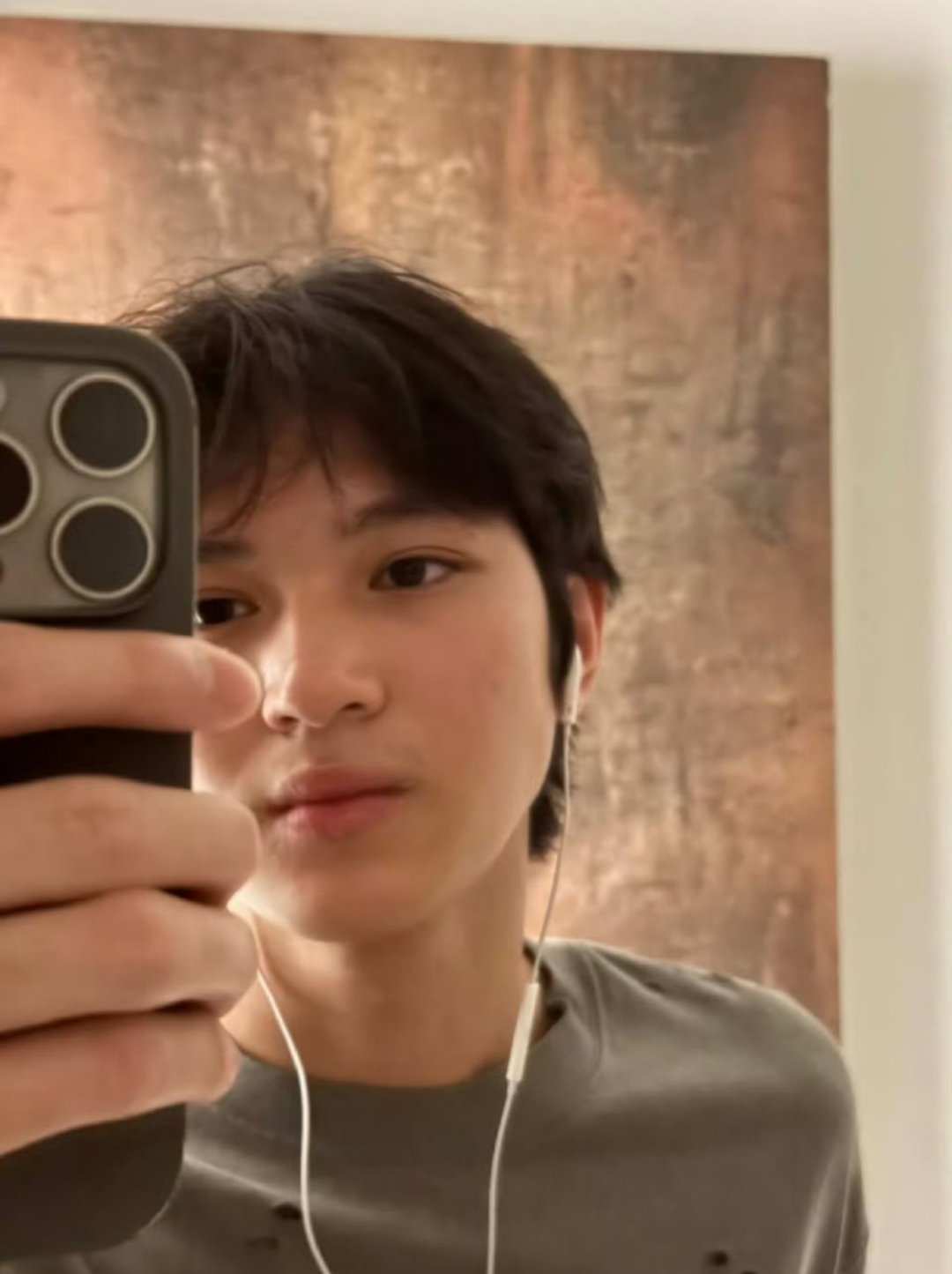 袁咏仪儿子张慕童18岁近照抛开发型不说 第一眼扫过去真的很像张智霖了 ​​​
