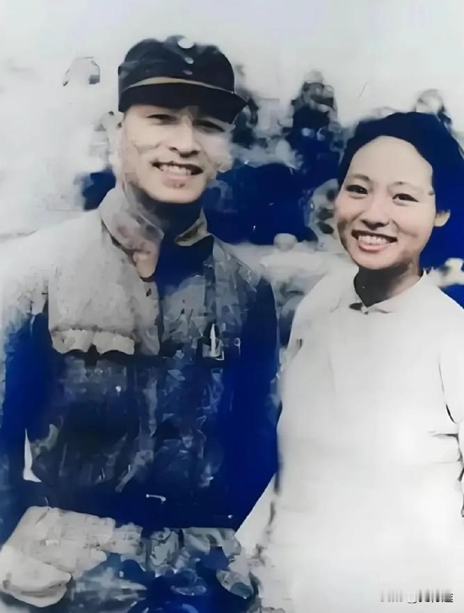 1941年，新四军四师师长彭雪枫与妻子林颖的一张合影，二人相貌出众，才华横溢，相