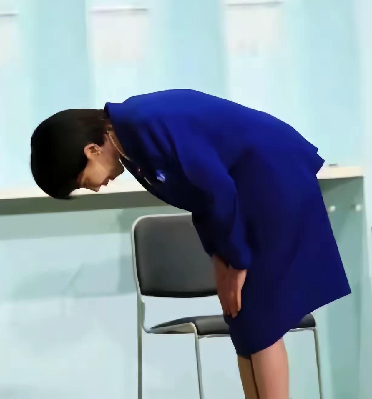 目前高市早苗焦虑了骑虎难下，如果她始终一意孤行，一条路走到黑，摆在他面前的是多灾