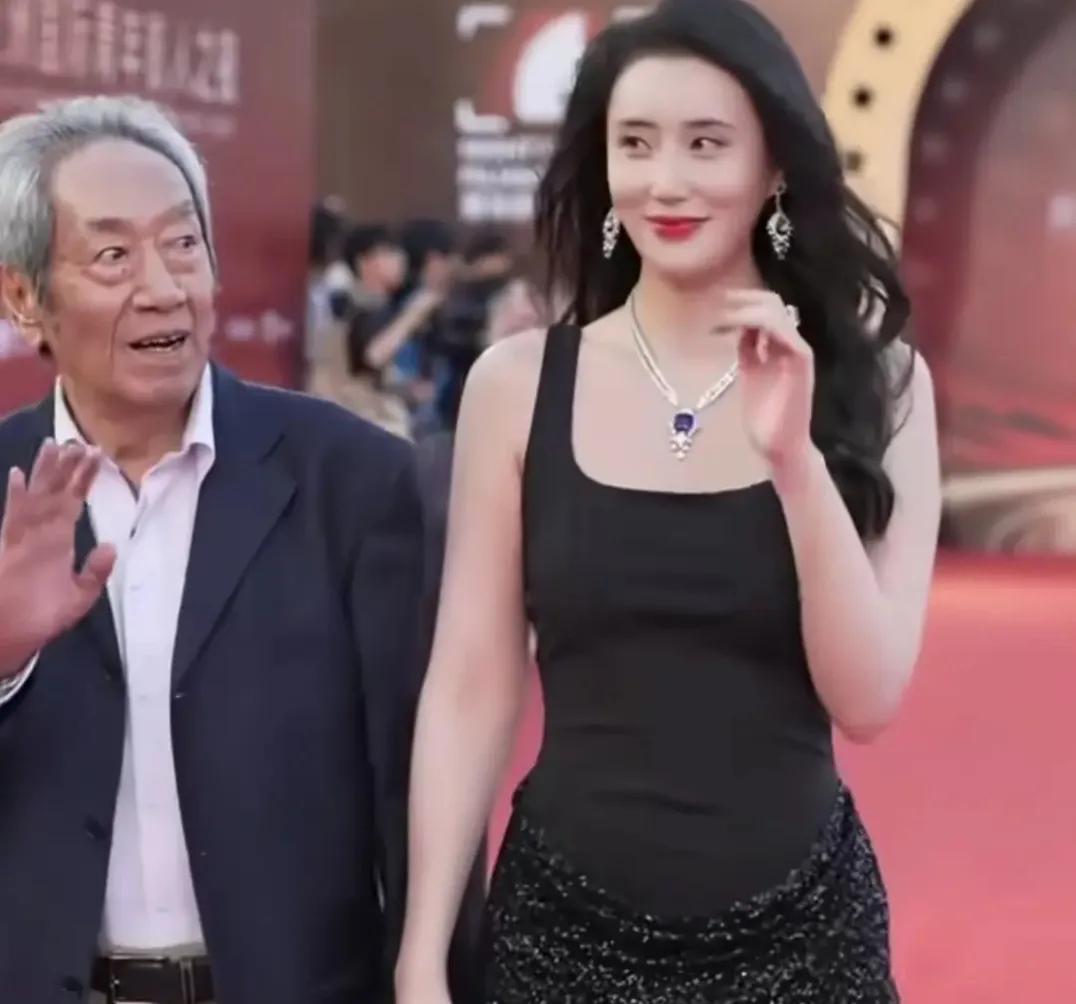 娱乐圈的一对神仙伉俪，王奎荣今年79周岁，小妻子饶芯语42岁

王奎荣今年79岁