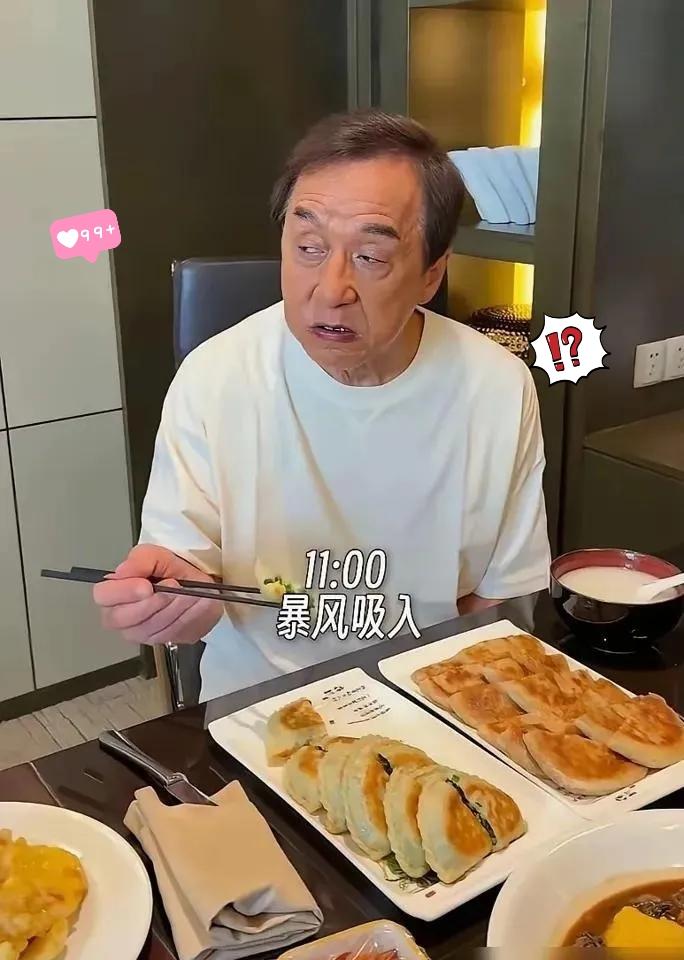 71岁的成龙，一顿饭把半个娱乐圈的养生人设干碎了。

桌上就摆着馅饼、菜盒子这些