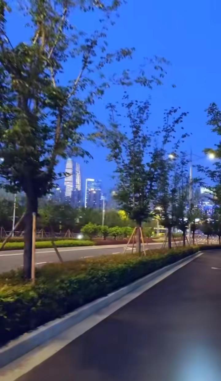 最开始，我只是想好好爱一个人。后来却变成了每天猜他的情绪、等他的消息、消耗自己的
