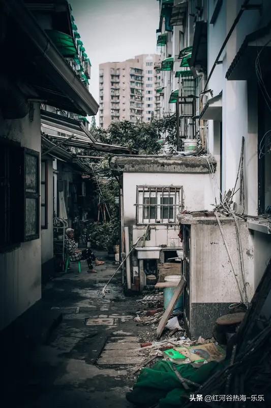 房产中介说上海徐汇区的老破小，去年260万没人要，这段时间涨到了360万卖出去了