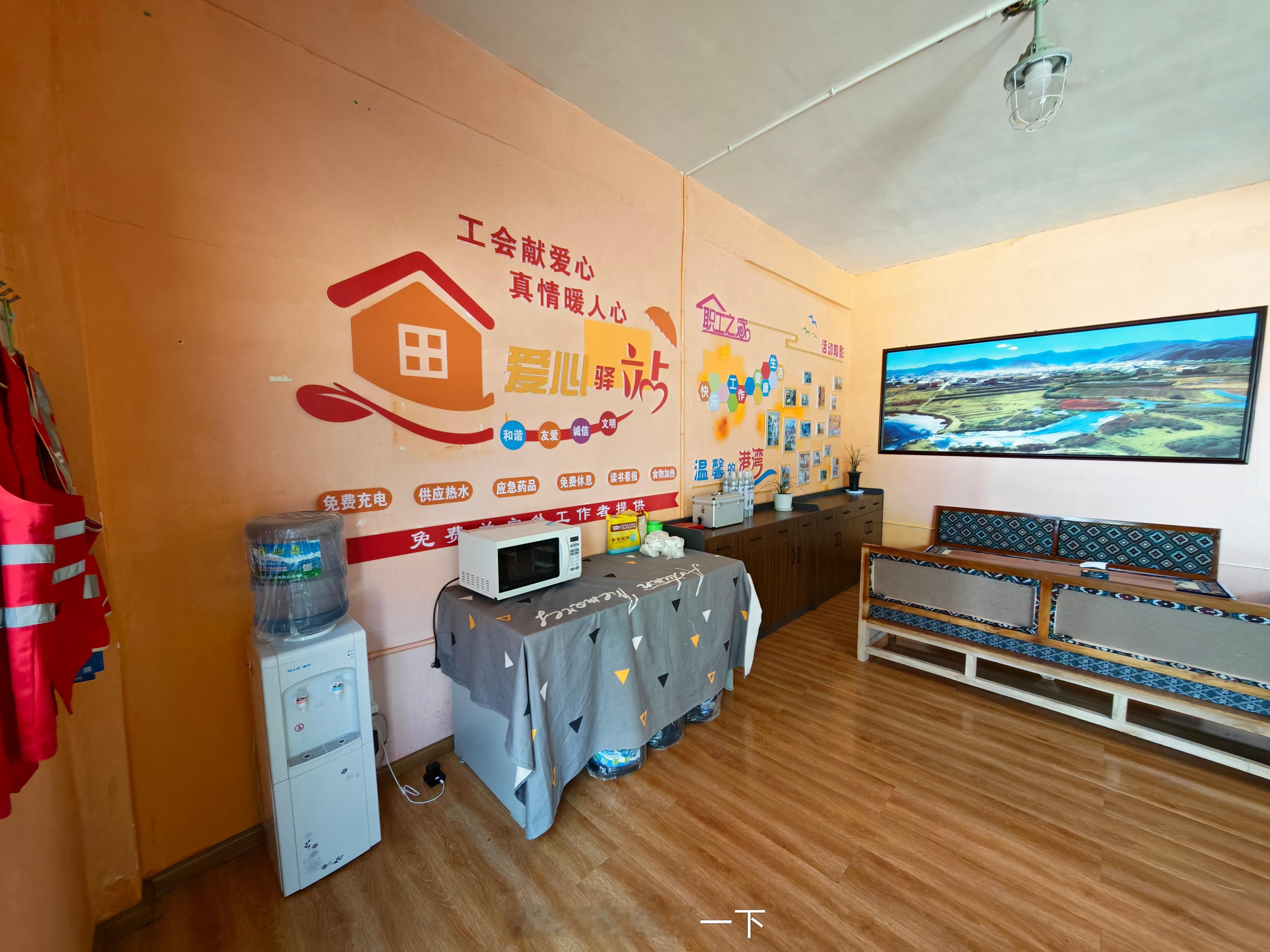 今天中午继续沃尔玛泡面，在加油站的工会之家里有泡面有充电的地方，布置得非常温馨，