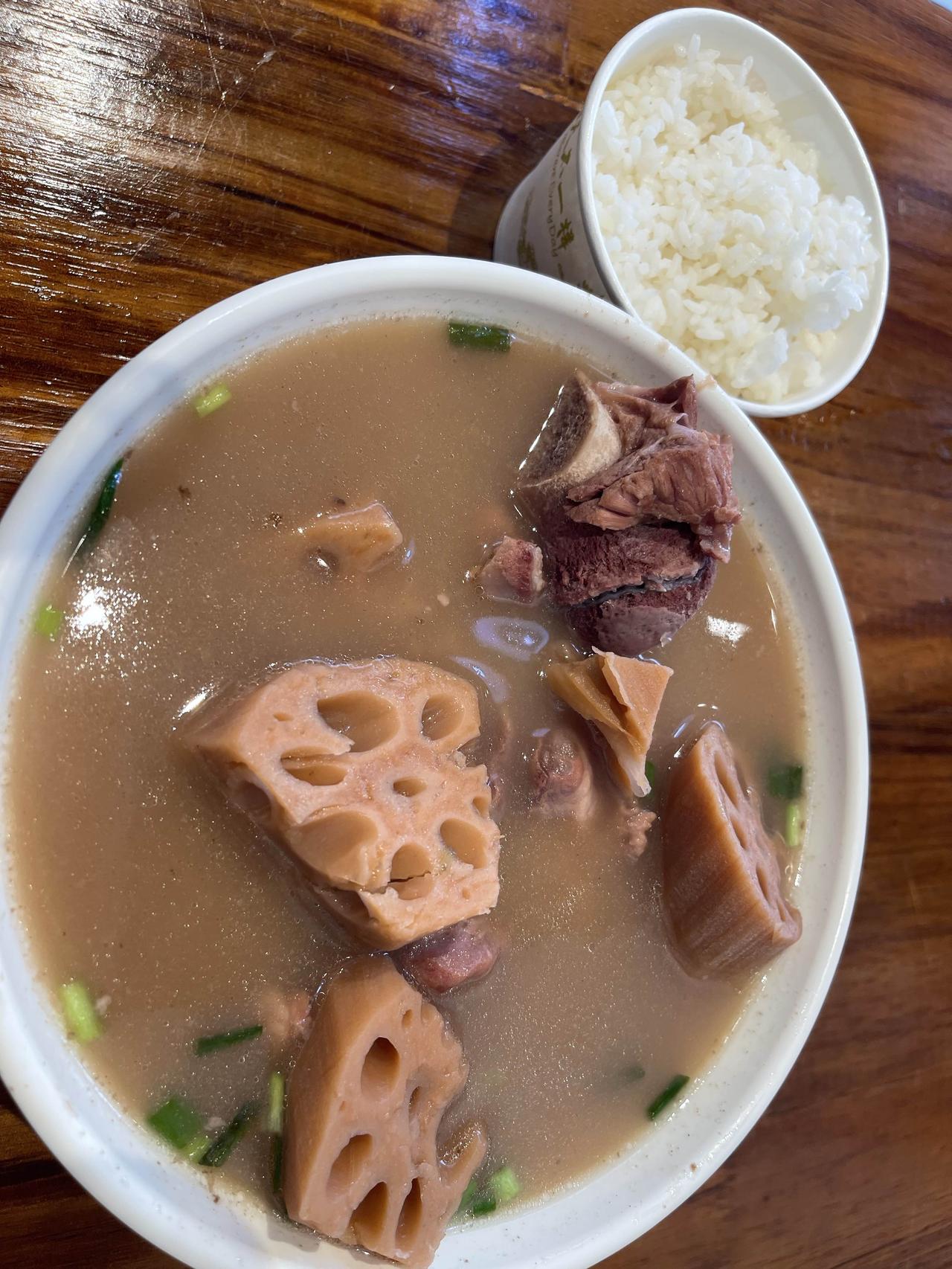 “才饮长江水，又食武昌鱼”。说起武汉的美食，脑海里第一想到的便是主席诗词里提及的