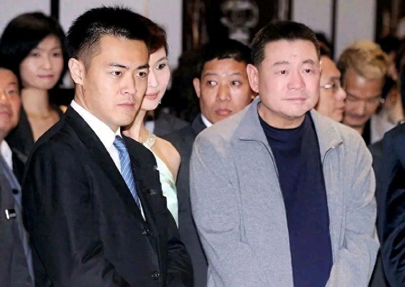 刘銮雄长子刘鸣炜把股份全卖给继母甘比，选择陪伴儿女享受生活，这背后有着复杂的故事