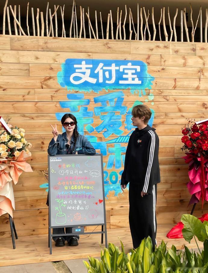 白鹿画了亲爱的客栈迎宾板白鹿把黏黏画进了迎宾板里 白鹿亲手画亲爱的客栈迎宾板，小