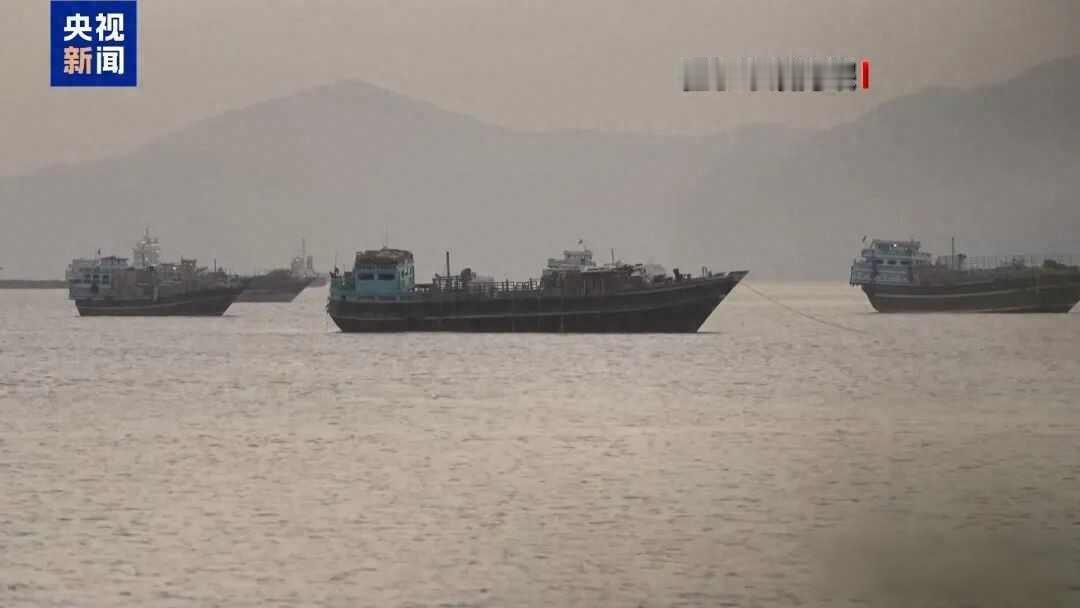 霍尔木兹海峡商船排队等许可，伊朗说“我说了算”，美军喊话“你别动”

2026年