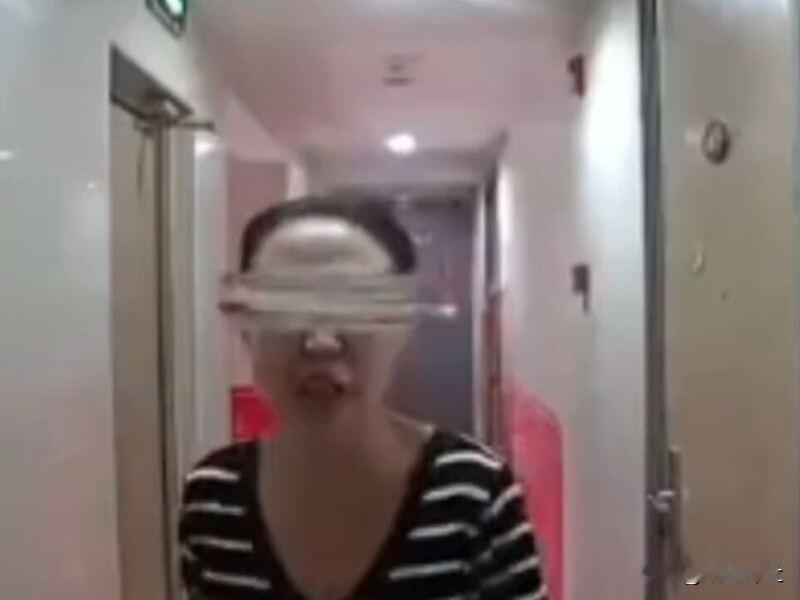 女子拿刀上门骚扰 邻居不敢出门

据报道，辽宁一女子拿刀踹门骚扰邻居，被关几天后