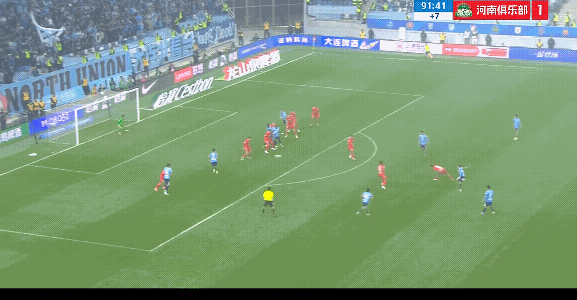 比赛第92分钟大连英博球员吕倬毅禁区外远射破门，帮助大连英博反超比分，今晚大连英