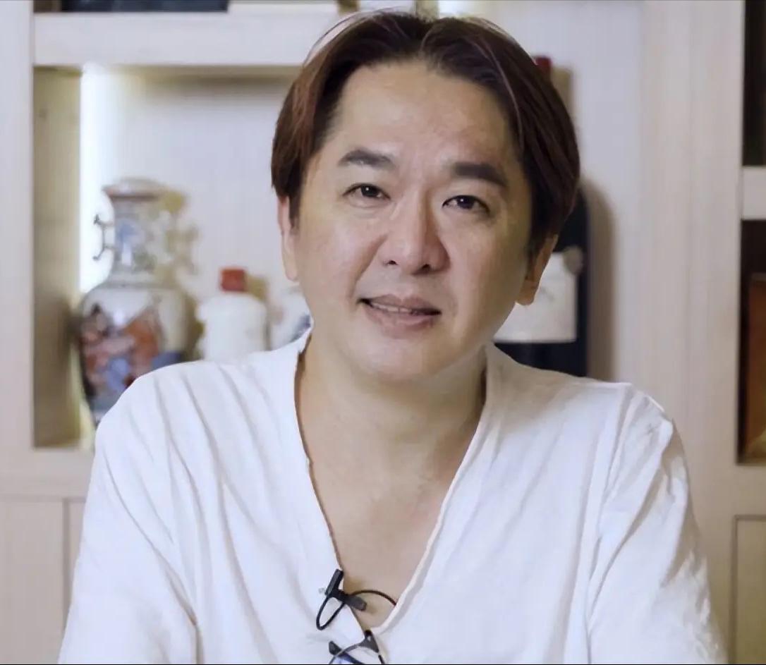 同时交3个女友，自爆有近百名女星投怀送抱的邓兆尊又开始不讲情面了，他揭露为香港火