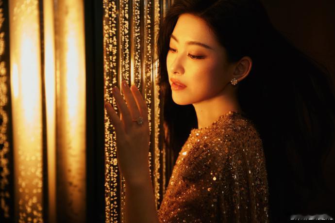 朱珠落日暖棕妆金鹤龙给朱珠化的落日暖棕妆   金鹤龙给朱珠化的落日暖棕妆也太美了