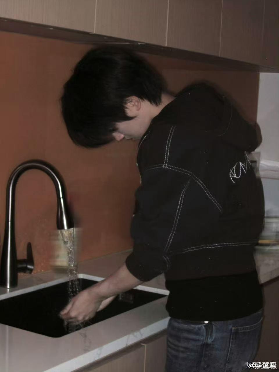 张极一进厨房自动散发人夫感 张极在厨房的反差感让我惊艳！他一秒钟从小狗转变为温柔